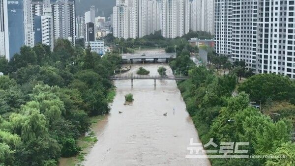 하천 방송드론 모습/사진=안양시