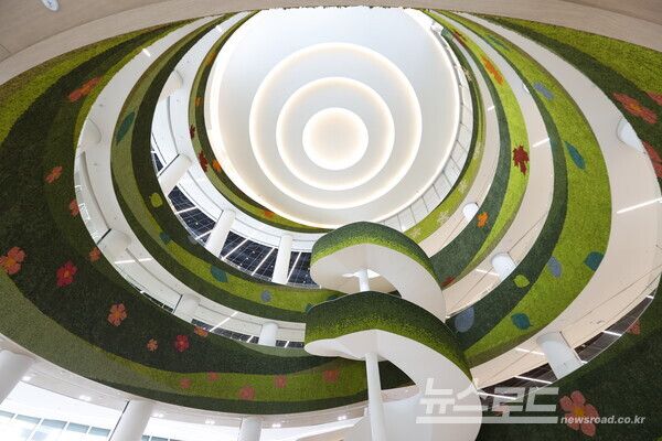 스칸디아 모스가 식재된 중앙 나선형 계단/사진=경기도