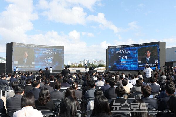 &nbsp;23일 오전 킨텍스 제3전시장 건립공사 현장에서 열린 킨텍스 제3전시장 건립사업 착공식에서 김동연 경기도지사가 축사를 하고있다./사진=경기도