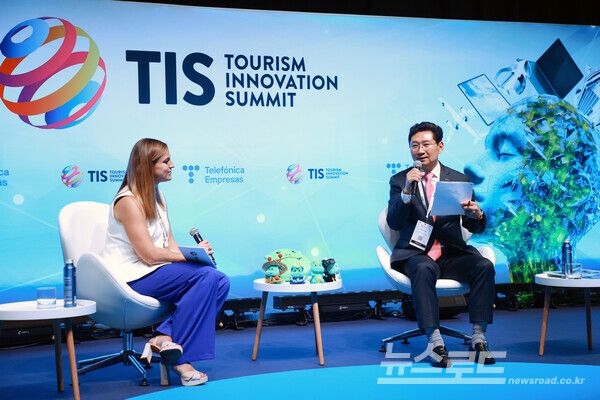 23일 스페인 세비야 피베스(FIBES)에서 열린 TIS 2025에 참석한 이상일 시장이 세션에서 질의에 답변하고 있다./사진=용인시