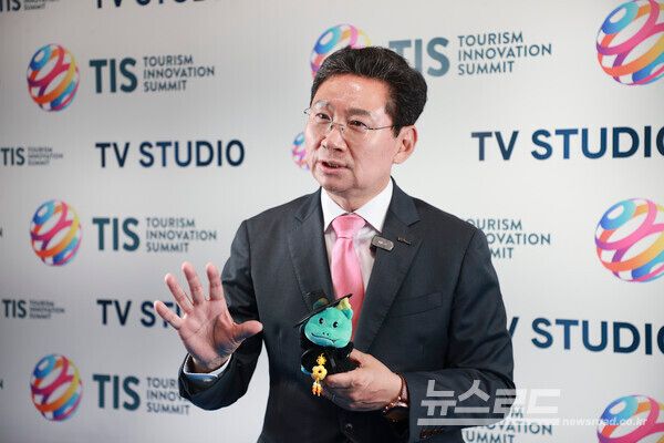 23일 스페인 세비야 피베스(FIBES)에서 열린 TIS 2025에 참석한 이상일 시장이 인터뷰를 하고 있다./사진=용인시