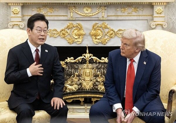 이재명 대통령과 트럼프 대통령이 지난 달 25일(현지시간) 미국 워싱턴DC 백악관에서 첫 정상회담을 하는 모습 [사진=연합뉴스]