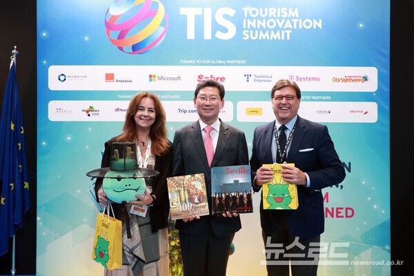 스페인 세비야 피베스(FEBIS)에서 이상일 시장(가운데)과 안토니오 카스타뇨 세비야시 관광청장(오른쪽)이 기념품 전달 후 기념 사진을 촬영하고 있다./사진=용인시