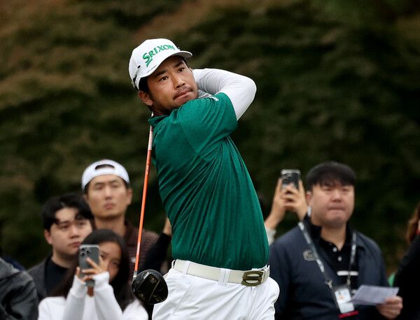 마쓰야마 히데키가 1번 홀 티샷을 하고 있다./사진=KPGA