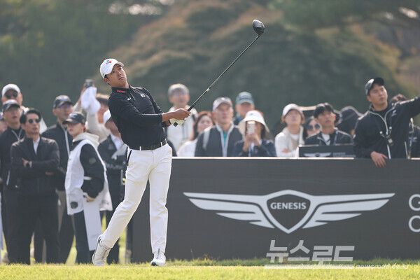 최승빈이 1번 홀 드라이버 티샷후 볼을 지켜보고 있다./사진=KPGA