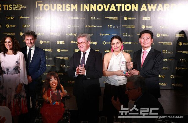 23일 밤 알폰소 13세 호텔'에서 이상일 시장이 ‘다양성과 포용성 우수상’ 수상자에게 시상한 뒤 기념사진을 촬영하고 있다./사진=용인시