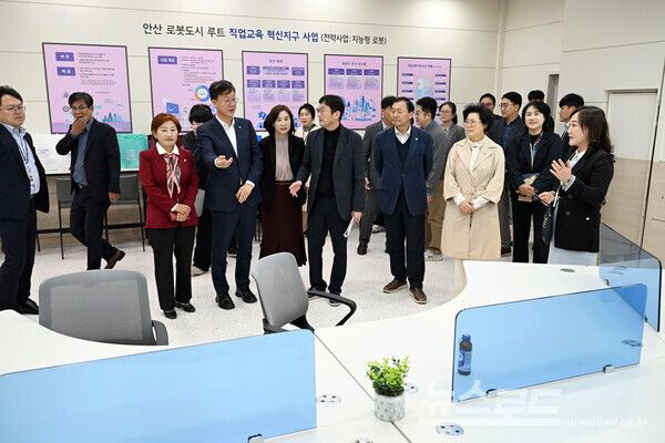 이민근 시장이 안산시청 제3별관&nbsp;1층에 조성된 직업교육 혁신지구지원센터 내부를 둘러보고 있다./사진=안산시