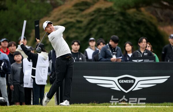 전가람이 1번 홀 드라이버를 하고 있다./사진=KPGA