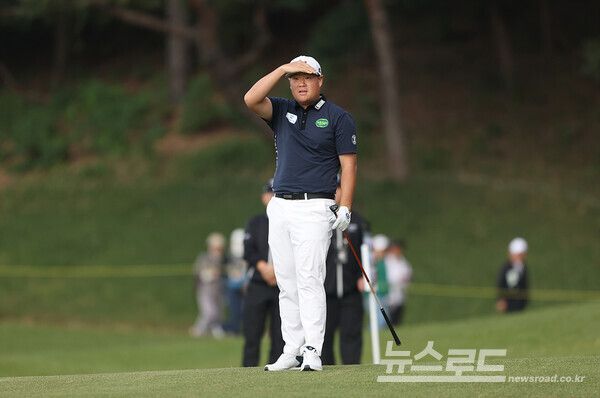 임성재가 5번 홀 샷을 하고 자신의 볼을 살피고 있다./사진=KPGA