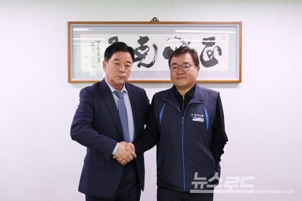 공사 이희석 사장(왼쪽)과 노동조합 이정만 위원장(오른쪽)이 기념 촬영을 하고 있다./사진=성남도시개발공사