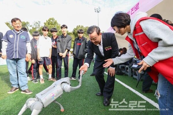 김성제 시장이 제12회 의왕시청소년진로박람회 부스에 마련된 로봇개와 인사를 나누고 있다/사진=김성제 시장 페이스북