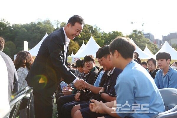 김성제 시장이 청소년진로박람회에 참석한 학생들과 인사를 나누고 있다/사진=김성제 시장 페이스북