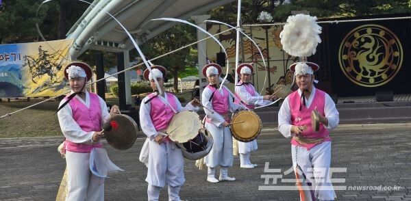 일사분란한 춤사위가 관객들의 박수갈채를 이끌어 낸다. [사진=서진수기자]