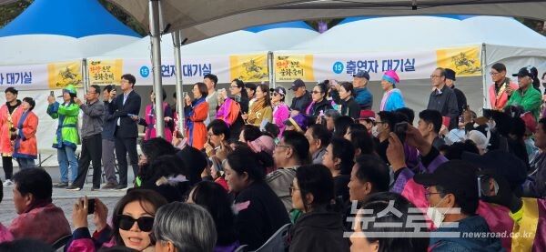 인산인해... 온달축제장을 찾은 수많은 관객들이 제이아이예술단의 공연을 즐겁게 관람하고 있다. [사진=서진수기자]