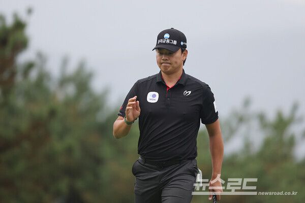 이정환이 10번 홀 버디에 성공하며 갤러리들에게 인사를 하고 있다./사진=KPGA