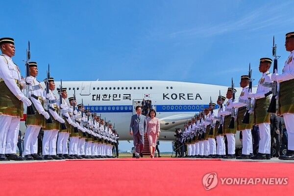 이 대통령 내외가 말레이시아에 도착해 환대받는 모습 [사진=연합뉴스]