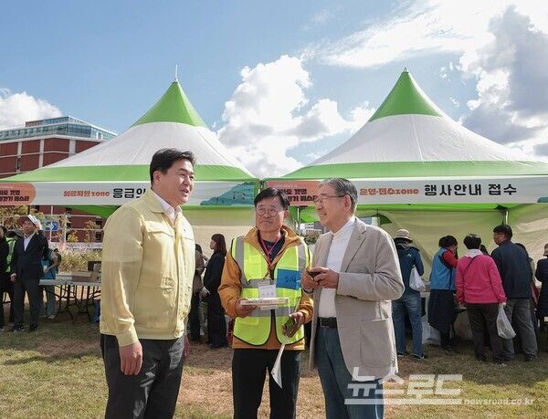 임병택 시장(왼쪽)이 '2025 시화호 갯벌 맨발걷기 페스타'에 참석해 관계자들과 인사를 나누고 있다./사진=임병택 시장 페이스북