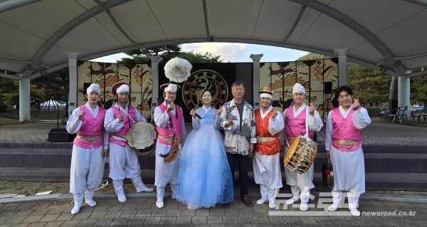 홍성일 예술총감독(왼쪽에서 네번째)과 제이아이예술단원들이 공연이 끝난 후 기념 촬영을 하고 있다. [사진=서진수기자]