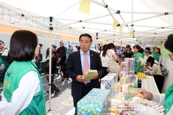 이재식 의장이 제1회 수원천 축제를 둘러보고 있다./사진=수원시의회
