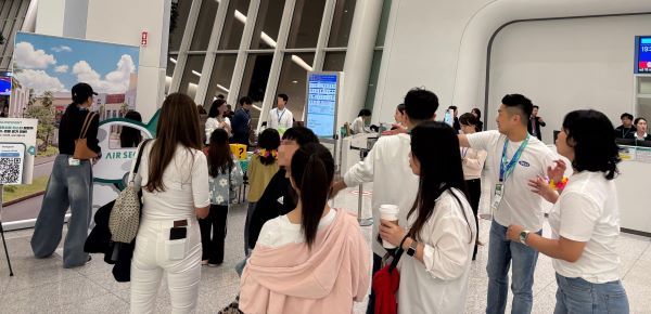 276번 게이트에서 진행된 괌 콘셉트의 포토존과 경품 증정 이벤트. 사진=에어서울