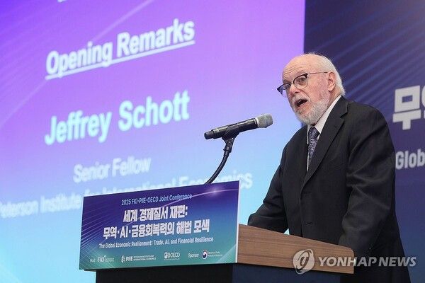 인사말 하는 제프리 쇼트 PIIE 선임연구위원/연합뉴스