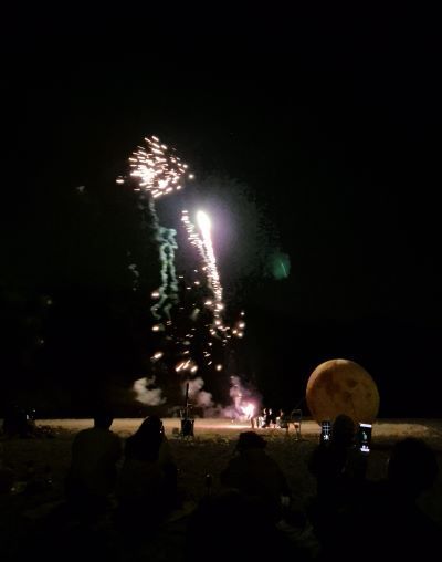 올해 마지막 공연을 아쉬워 하며 불꽃이 하늘로 치솟고 있다. [출처=놀루와]