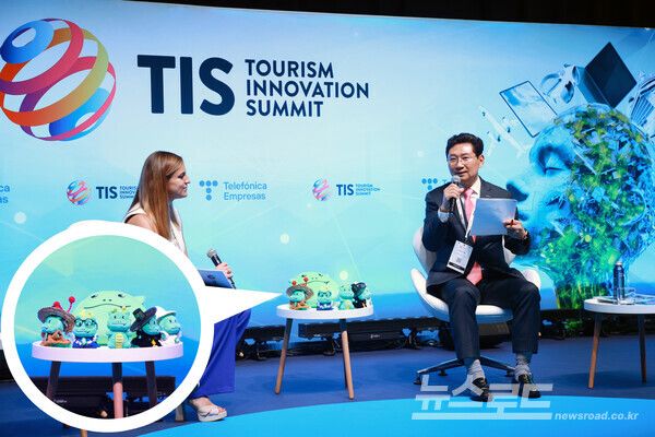 23일 세비야 피베스에서 이상일 시장이 조아용 인형을 테이블에 두고 세션을 진행하고 있다./사진=용인시