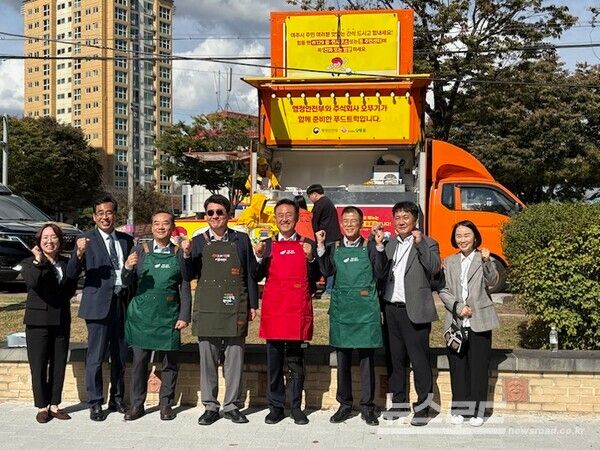 이충우 시장(가운데 빨간 앞치마)이&nbsp;푸드트럭 나눔행사에 참가해 기념촬영을 하고 있다./사진=여주시