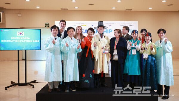 22일 세비야 피베스에서 이상일 시장과 시 대표단이 한복을 입고 기념사진을 촬영하고 있다./사진=용인시