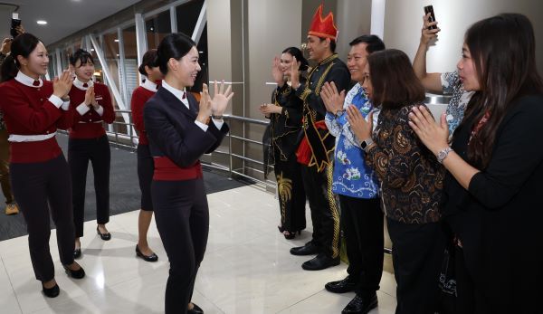 이스타항공의 인도네시아 마나도 첫 취항을 기념해 빅터 마일랑카이 인도네시아 북술라웨시주 부지사(왼쪽) 및 관광국 관계자들이 인천-마나도 첫 편을 운항한 객실 승무원들을 환영하고 있다. [출처=이스타항공]