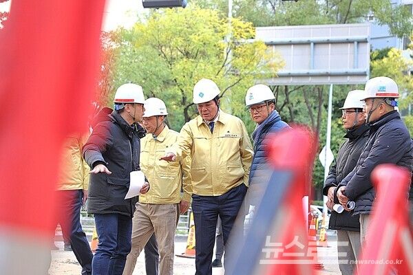 최대호 시장이 범계역 인근 지역난방 열수송관 파열사고 현장에 방문해 상황설명을 듣고 있다./사진=안양시