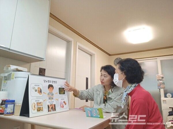 방문간호사가 개별 가정에 직접 방문하여 건강상담 및 개인별 보건교육을 하고 있다./사진=안양시