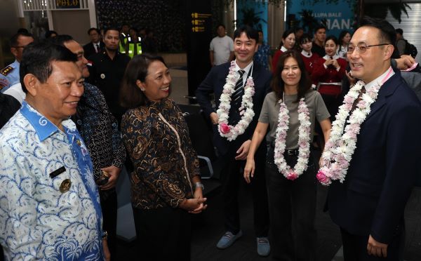 이스타항공의 인도네시아 마나도 첫 취항을 기념해 빅터 마일랑카이 인도네시아 북술라웨시주 부지사(왼쪽) 및 관광국 관계자들이 이경민 이스타항공 커머셜본부장(오른쪽)을 비롯한 탑승객들에게 축하 목걸이를 전달하며 환영하고 있다. [출처=이스타항공]