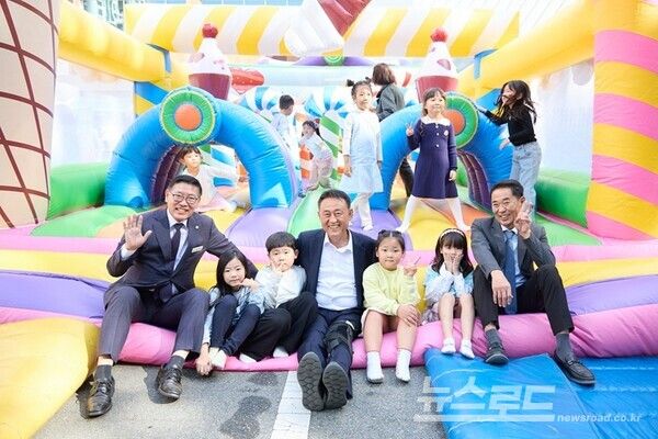 이충우 시장(가운데)이 어린아이와 기념촬영을 하고 있다./사진=여주시