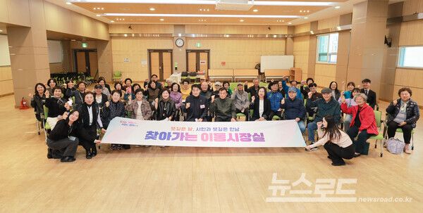 하은호 시장이 '찾아가는 이동시장실'을 마치고 기념 촬영을 하고 있다./사진=군포시