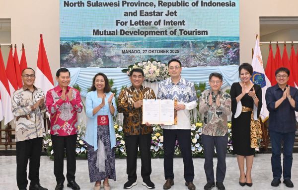 이스타항공과 인도네시아 북술라웨시의 협력 의향서(LOI:Letter of Intent) 체결식에서 이경민 이스타항공 커머셜본부장(오른쪽 네 번째), 율리우스 셀바누스 인도네시아 북술라웨시주지사(왼쪽 네 번째), 박수덕 주인도네시아 한국 대사 대리(오른쪽 세 번째), 니 마데 아유 마르티니 인도네시아 관광부 마케팅 차관(왼쪽 세 번째)을 비롯한 관계자들이 기념 촬영을 하고 있다. [출처=이스타항공]