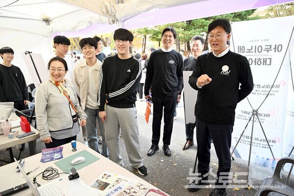 이민근 안산시장(오른쪽 첫번째)이 지난해&nbsp;11월&nbsp;7일 한양대&nbsp;ERICA캠퍼스에서 열린&nbsp;ASV과학축제 참여 부스(경안고등학교 운영)를 방문하고 있다./사진=안산시
