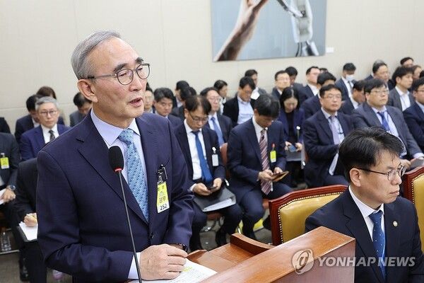 김영섭 KT 대표이사가 29일 서울 여의도 국회 과학기술정보방송통신위원회에서 열린 과학기술정보통신부 등에 대한 종합감사에서 질의에 답하고 있다/연합뉴스