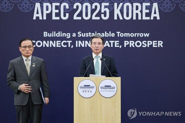 김용범 실장이 기자회견하는 모습. 옆에는 위성락 실장 [사진=연합뉴스]