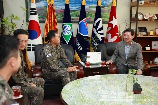 이상일 용인특례시장은 2일 제55보병사단을 방문해 이임수 사단장 등 군 관계자들과 정담을 나눴다./사진=용인시