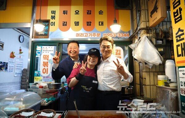 김동연 지사(오른쪽)가 김경일 파주시장(좌), 상인과 함께 기념촬영을 하고 있다./사진=경기도&nbsp;&nbsp;