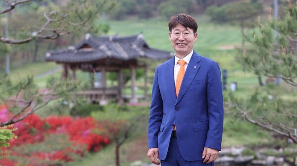 한맥 컨트리클럽 앞에서 임기주 경북 예천 한맥 컨트리클럽 회장 (사진 KPGA제공)