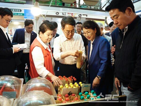 김동연 지사(가운데)가 파주 문산자유시장을 찾아 상인 물건을 구매하고 있다./사진=경기도