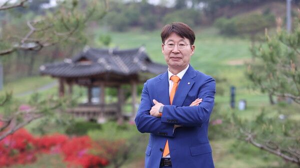 한맥 컨트리클럽 앞에서 임기주 경북 예천 한맥 컨트리클럽 회장 (사진 KPGA제공)