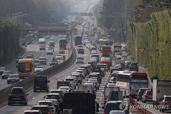 추석명절 앞두고 경부고속도로 정체/연합뉴스