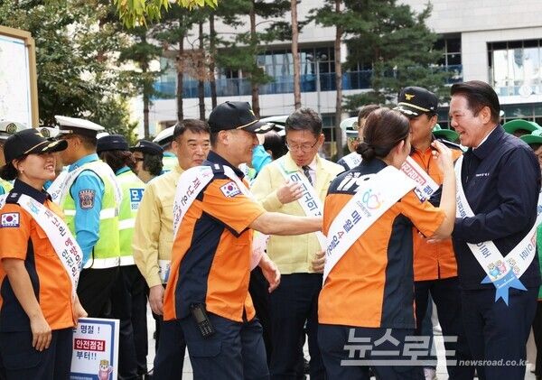 최대호 시장과 관계자들이 범계역 앞에서 '안전 전검의 날 민관합동 캠페인'을 진행하고 있다./사진=안양시