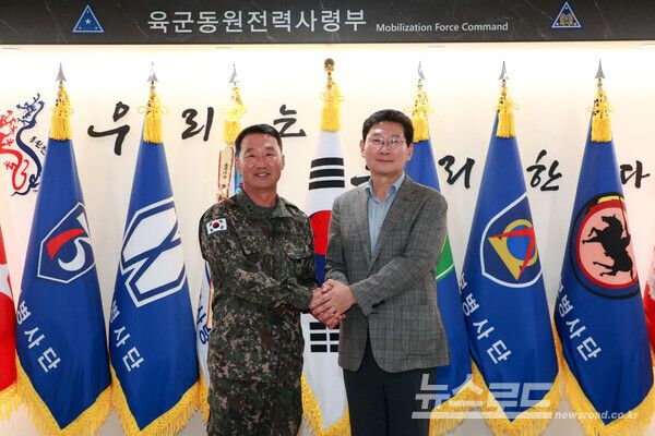 이상일 용인특례시장(오른쪽)은 2일 동원전력사령부를 방문해 김관수 사령관(왼쪽) 등 군 관계자들을 격려했다./사진=용인시