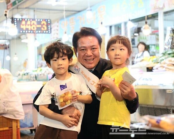 최대호 시장이 명절을 앞두고 전통시장을 방문한 어린이들과 인사를 나누며 기념촬영을 하고 있다/사진=최대호 시장 페이스북