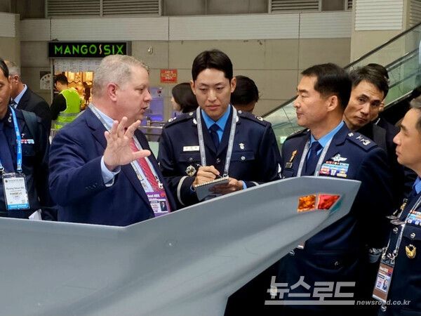 공승배 공군사관학교장(소장)이 ADEX 2025에서 RTX의 설명을 경청하고 있다. [사진=최지훈 기자]