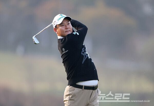 함정우가 10번홀 아이언 세컨샷을 하고 있다/사진=KPGA